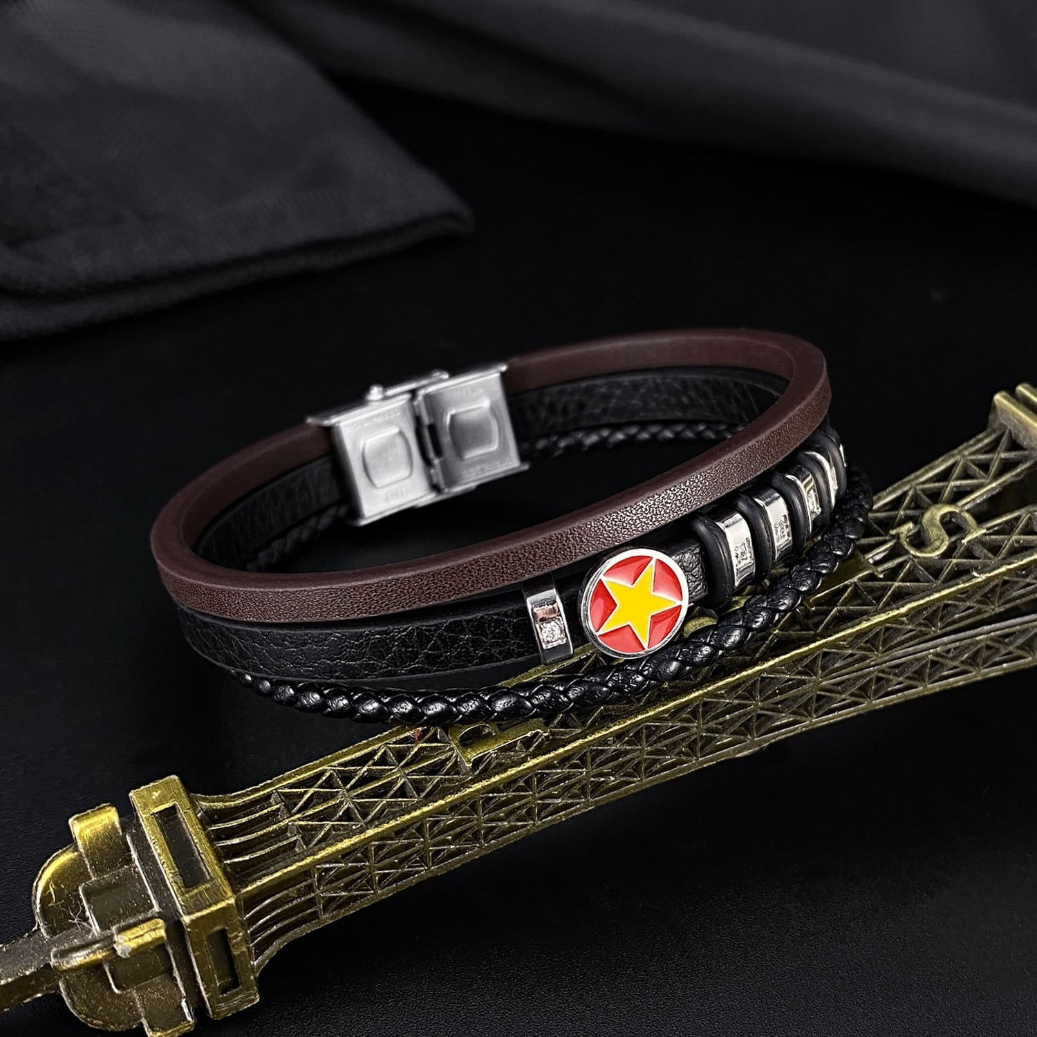 Multi-Layered Leather Bracelet for Men – Featuring a Trendy Five-Point Star Design